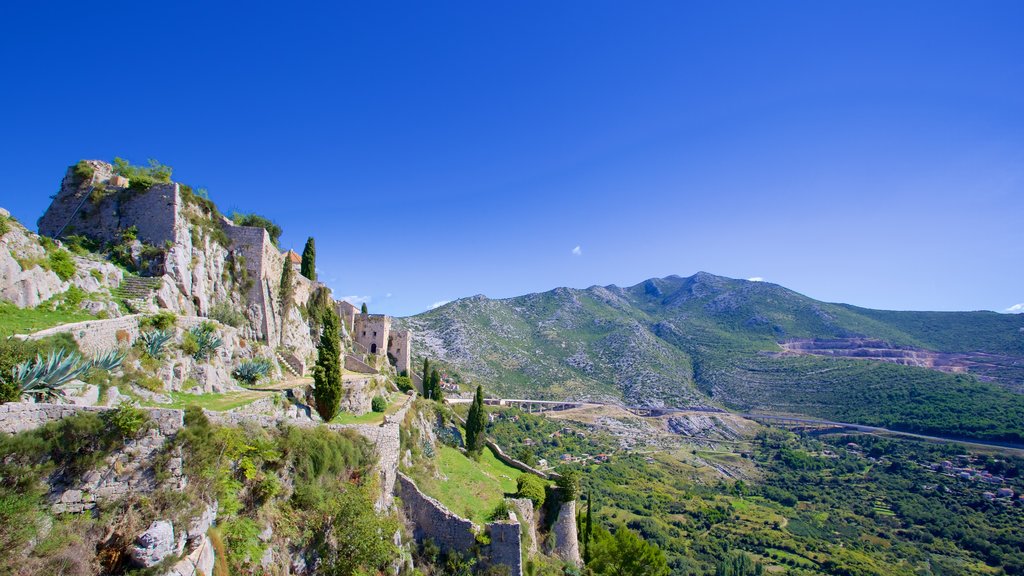 Fortaleza de Klis mostrando elementos del patrimonio, montañas y ruinas de edificios