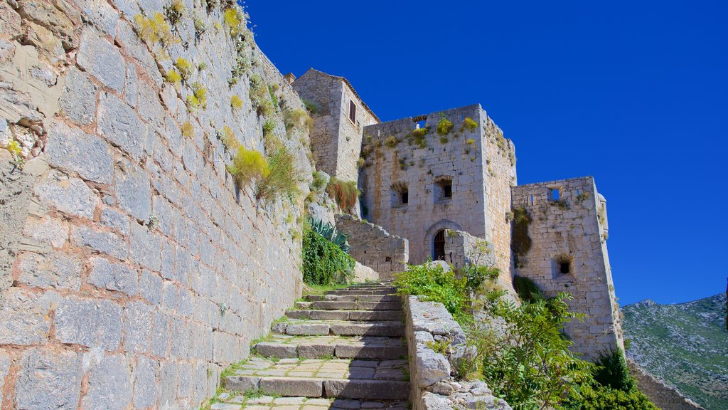 Fortaleza de Klis que inclui elementos de patrimônio e uma ruína