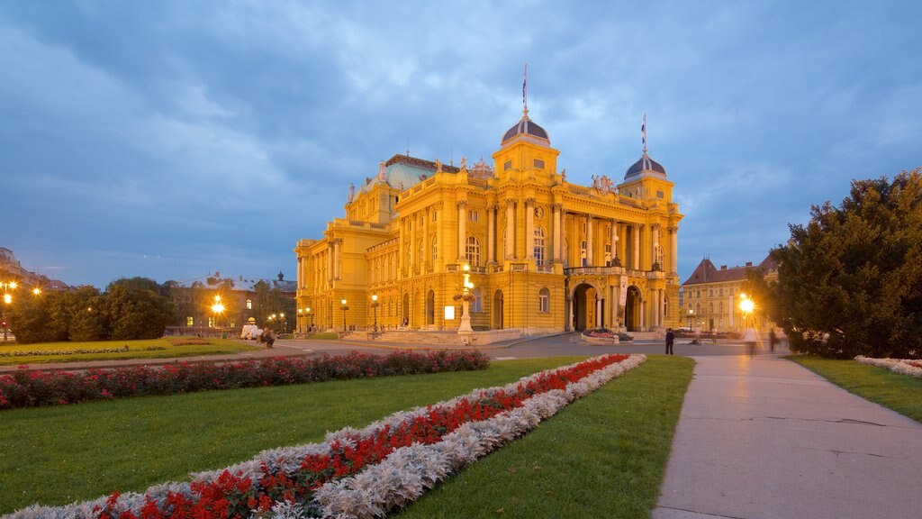 Teatro Nacional Croata que incluye escenas de teatro, flores y patrimonio de arquitectura