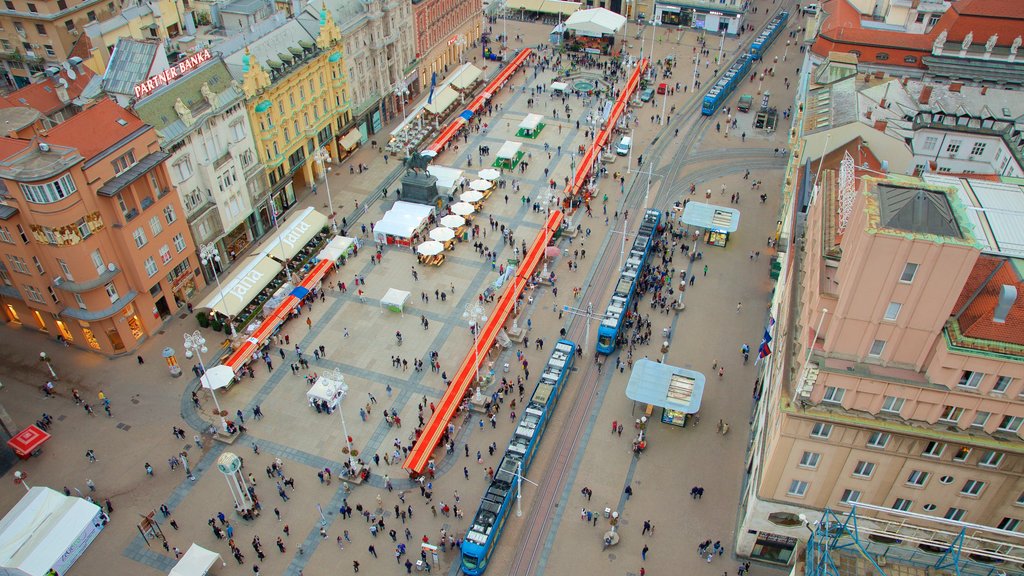 Praça Ban Jelacic caracterizando mercados, uma praça ou plaza e cenas de rua