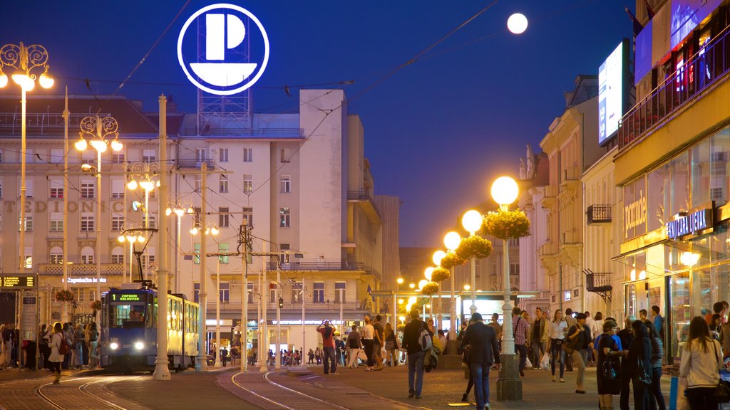 Place Ban Jelacic qui includes scènes de nuit, square ou place et patrimoine architectural