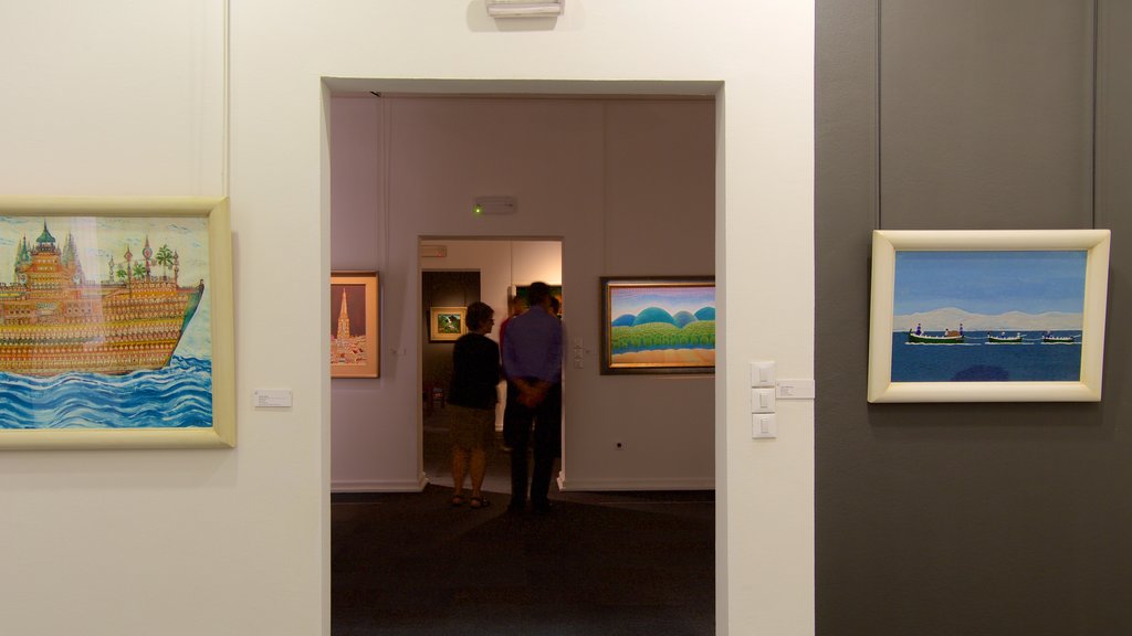 El Museo Croata de Arte Naive ofreciendo vista interna y arte y también una pareja