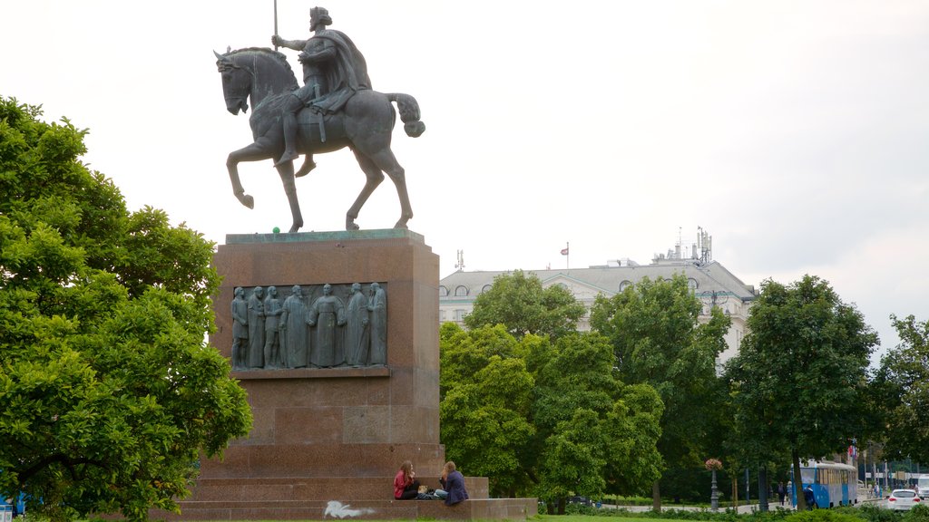 Koning Tomislavplein toont een standbeeld of beeldhouwwerk, een plein en een monument