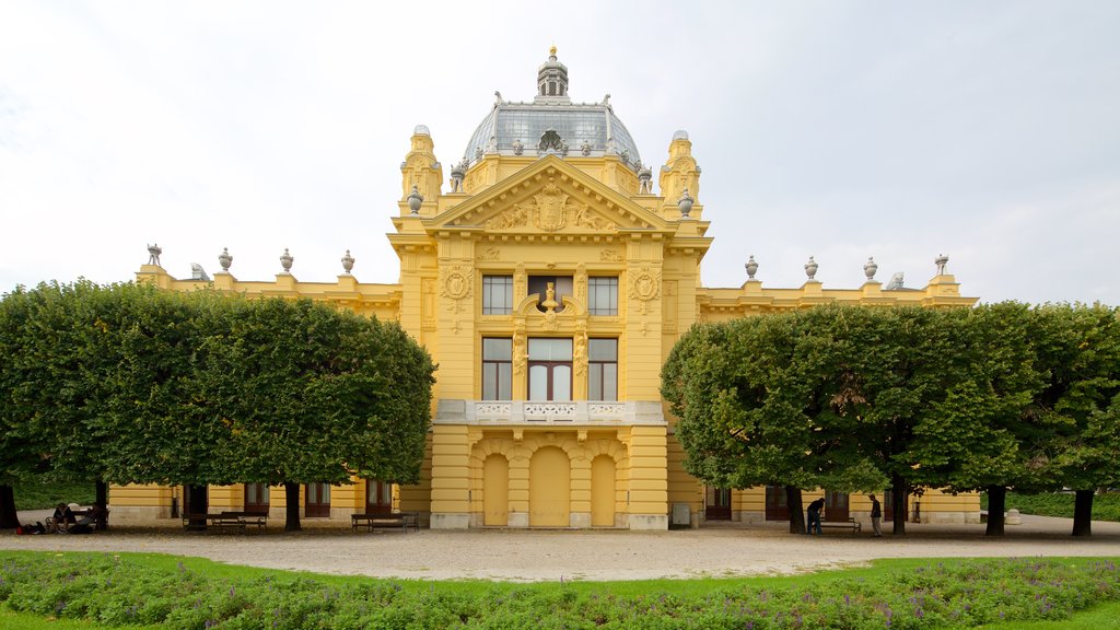 Plaza King Tomislav mostrando arquitectura patrimonial y un edificio administrativo