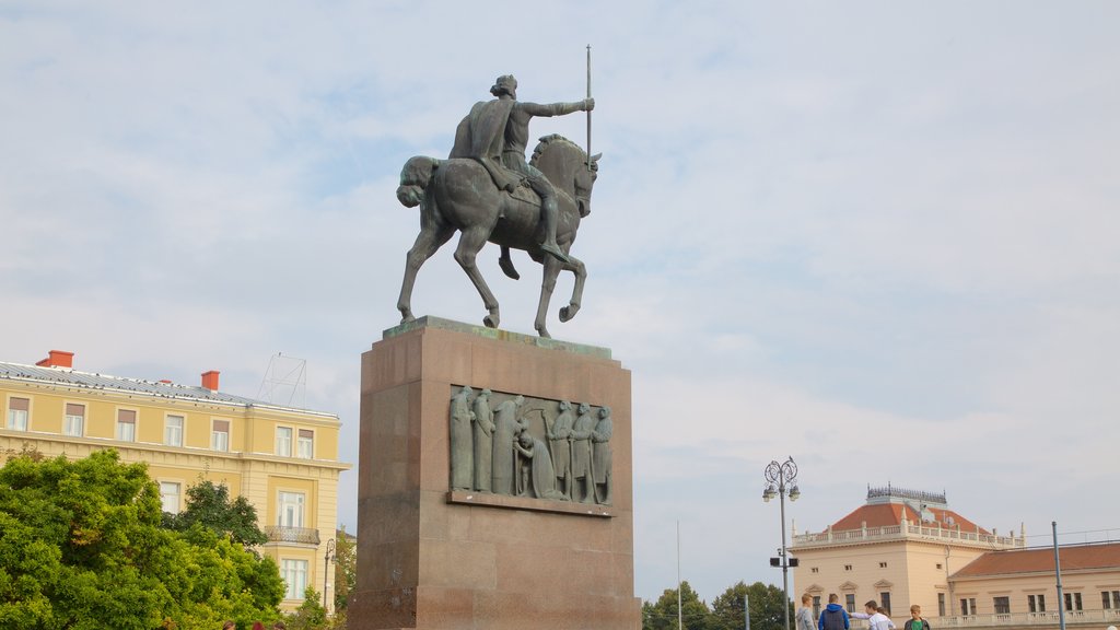 King Tomislav Square showing a statue or sculpture and a memorial