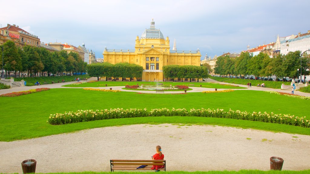 Plaza King Tomislav que incluye arquitectura patrimonial, una ciudad y un parque