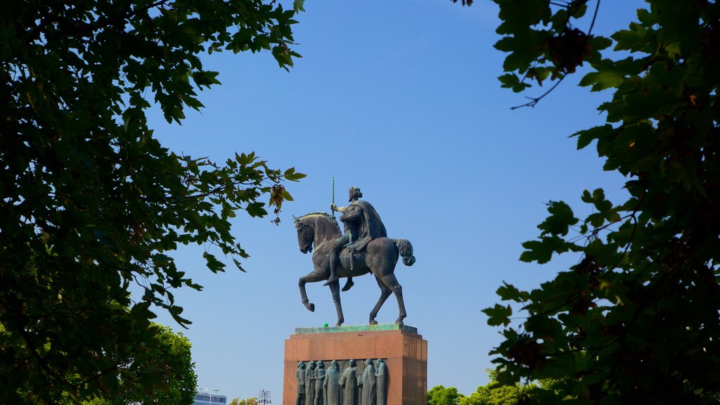 Tomislav Plads som omfatter et mindesmærke og en statue eller en skulptur