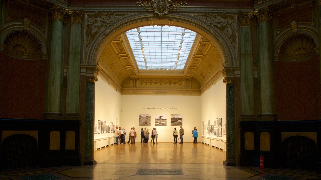 Pabellón de Arte ofreciendo vistas de interior y también un grupo grande de personas