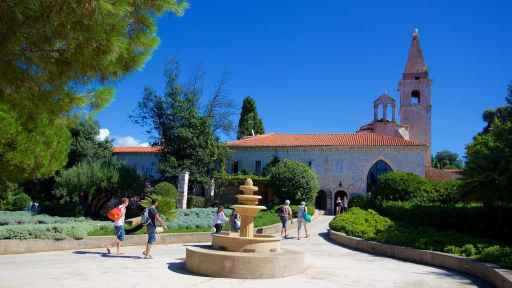 Isla Roja que incluye una fuente y una iglesia o catedral y también un grupo pequeño de personas