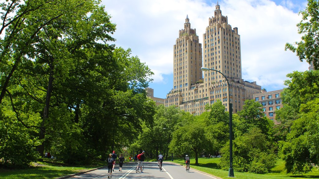 Nueva York mostrando ciclismo, un jardín y patrimonio de arquitectura