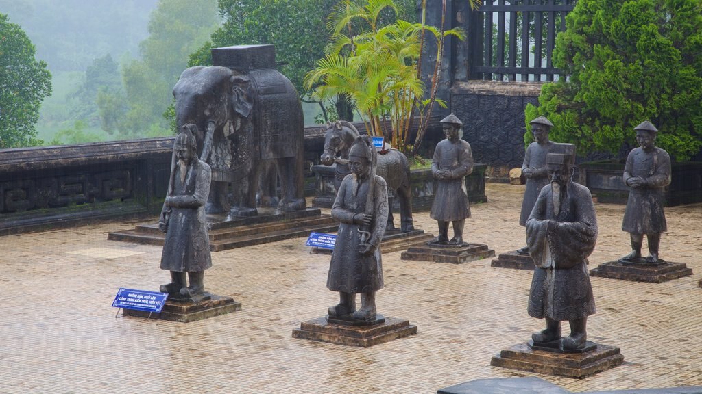 Tumba de Khai Dinh caracterizando elementos religiosos e uma estátua ou escultura