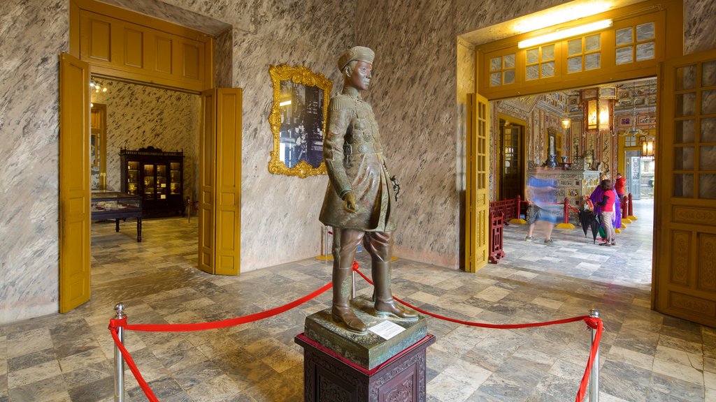 Tumba de Khai Dinh que incluye vistas interiores, arte y una estatua o escultura