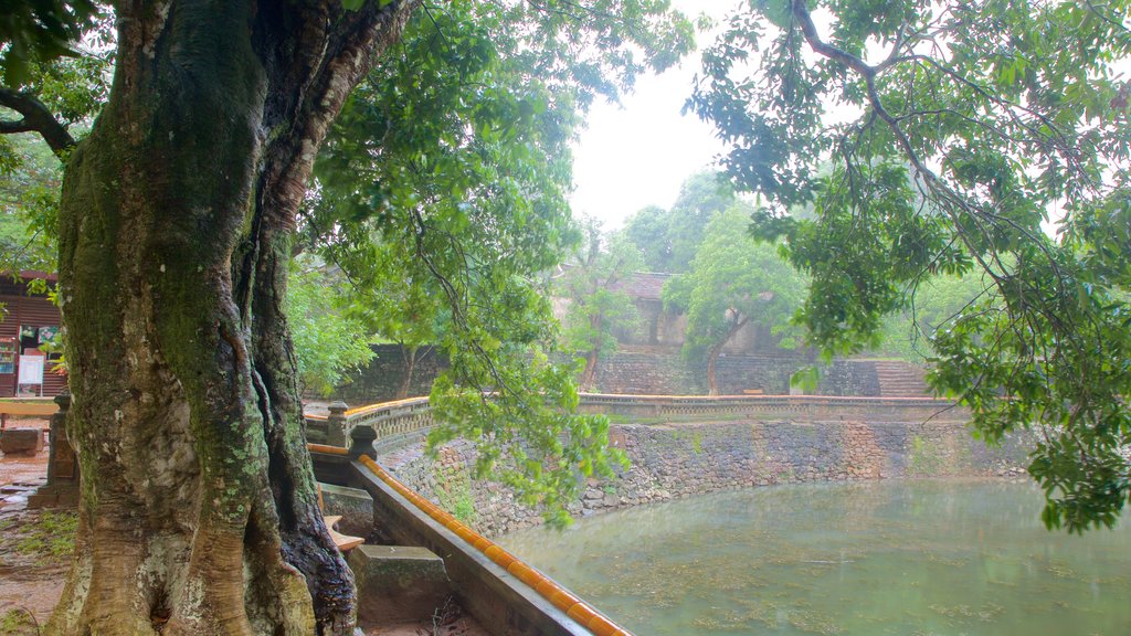 Tumba de Tu Duc mostrando um lago