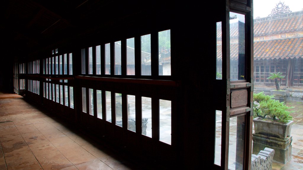 Makam Tu Duc yang mencakup pemandangan interior