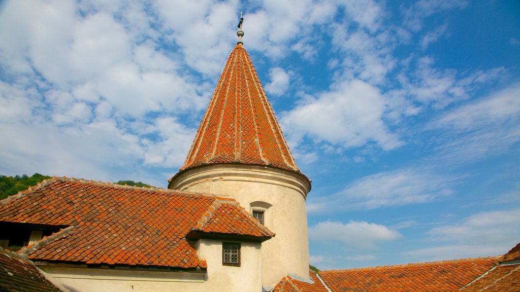 Castelo de Bran mostrando um pequeno castelo ou palácio