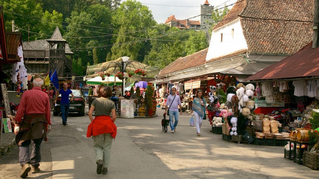 Castelo de Bran mostrando uma cidade pequena ou vila, mercados e cenas de rua