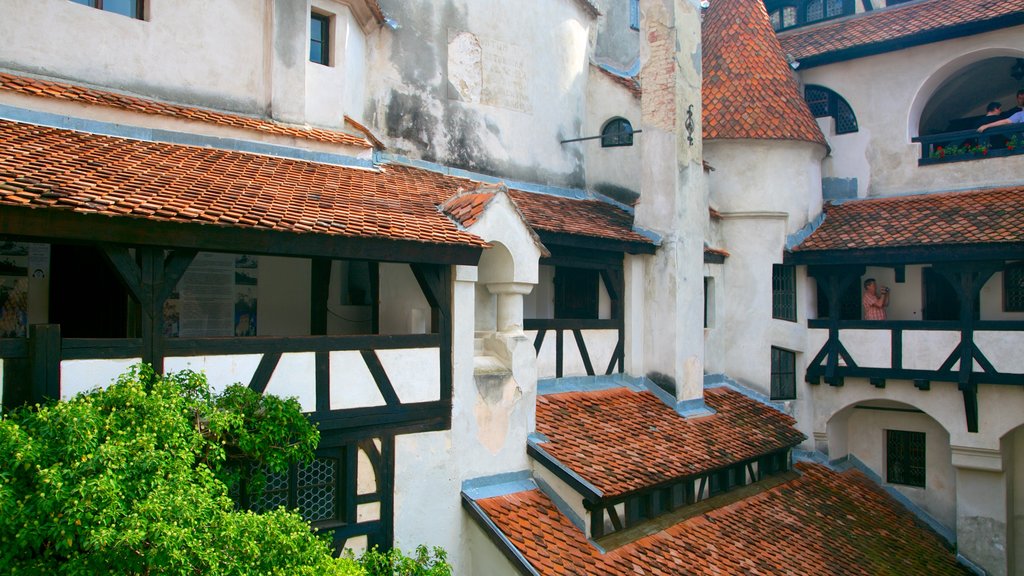 Castillo de Bran que incluye arquitectura patrimonial y un castillo