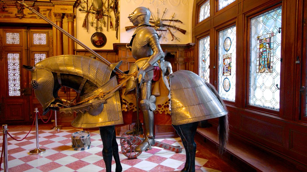 Peles Castle showing a castle, heritage elements and interior views