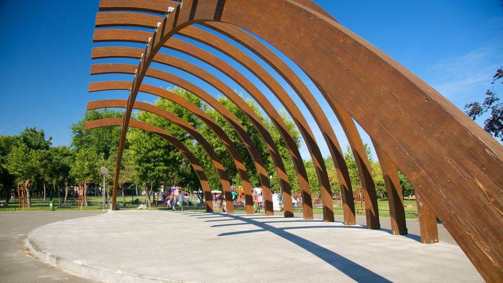 Parque Tineretului que incluye arte al aire libre y un jardín