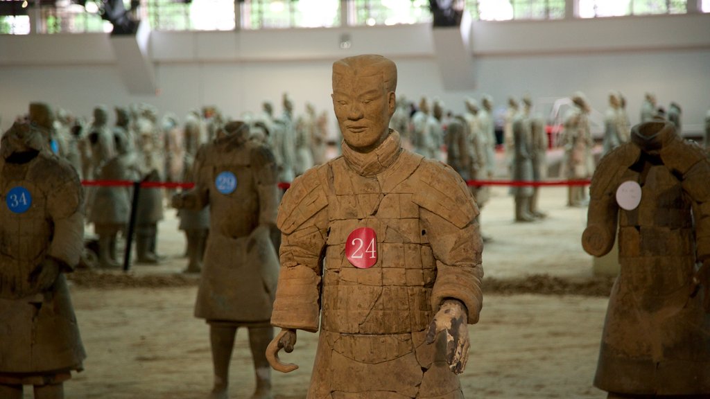 Ejército de terracota ofreciendo una estatua o escultura y vistas interiores