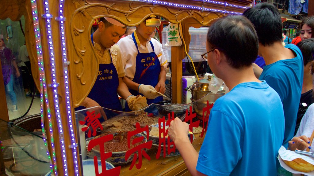 Gran mezquita de Xi\'an que incluye comida y mercados y también un pequeño grupo de personas