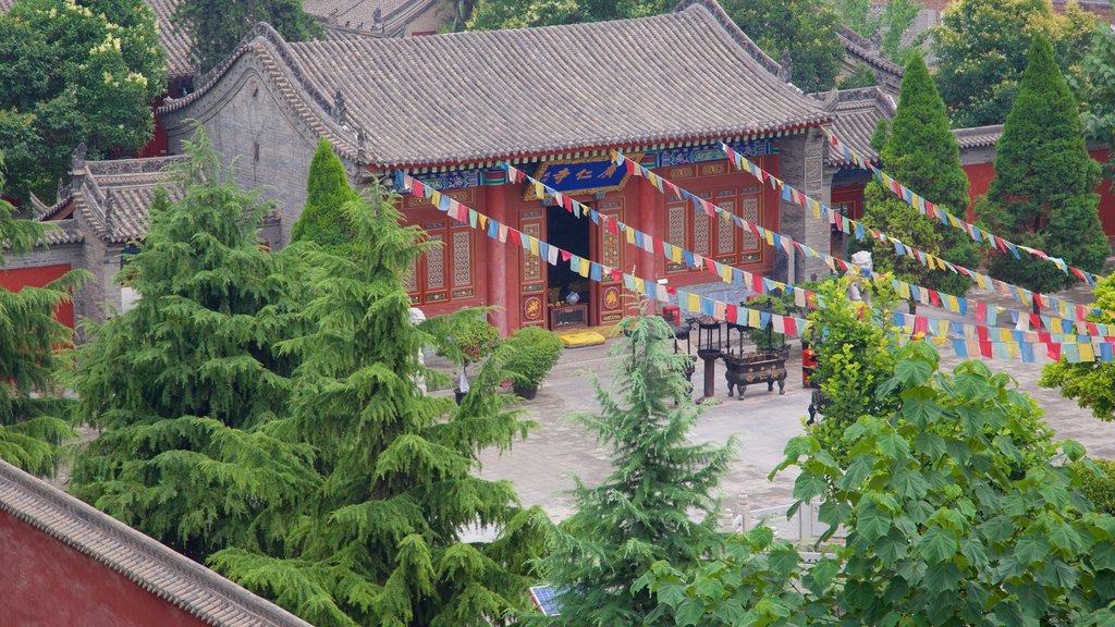 Muralhas da Cidade de Xi\'an mostrando um templo ou local de adoração e aspectos religiosos