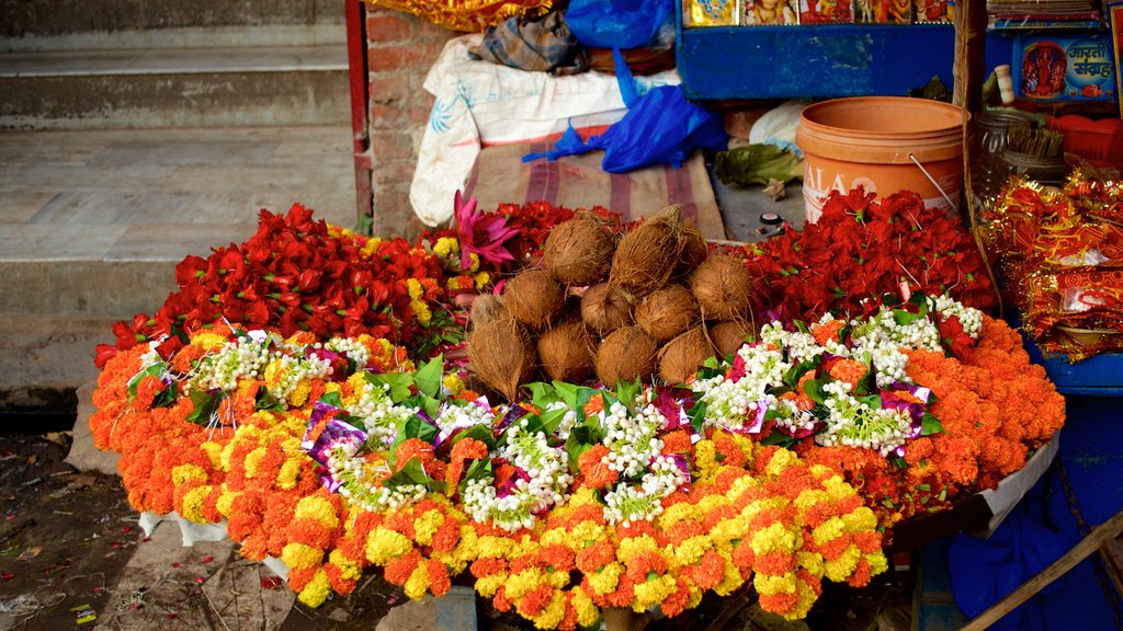 Templo de Durga mostrando flores y comida