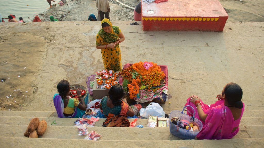 Tulsi Ghat , Benarés, India y también una familia