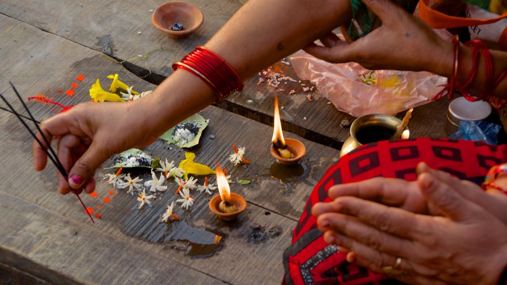 Tulsi Ghat que incluye elementos religiosos