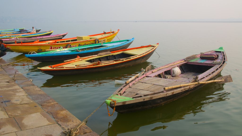 Tulsi Ghat , Benarés, India ofreciendo un lago o espejo de agua y kayaks o canoas