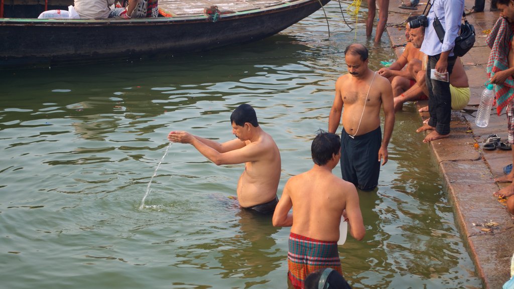 Dasaswamedh ghat aussi bien que petit groupe de personnes