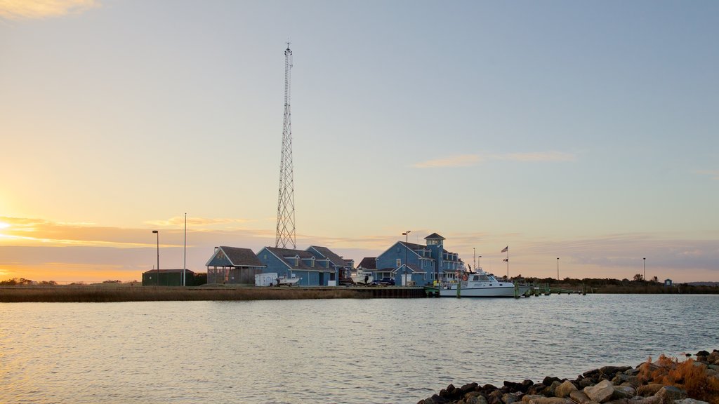 Oregon Inlet Fishing Center mostrando paseos en lancha, una bahía o puerto y pesca