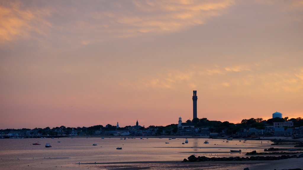 Provincetown mettant en vedette vues littorales et coucher de soleil