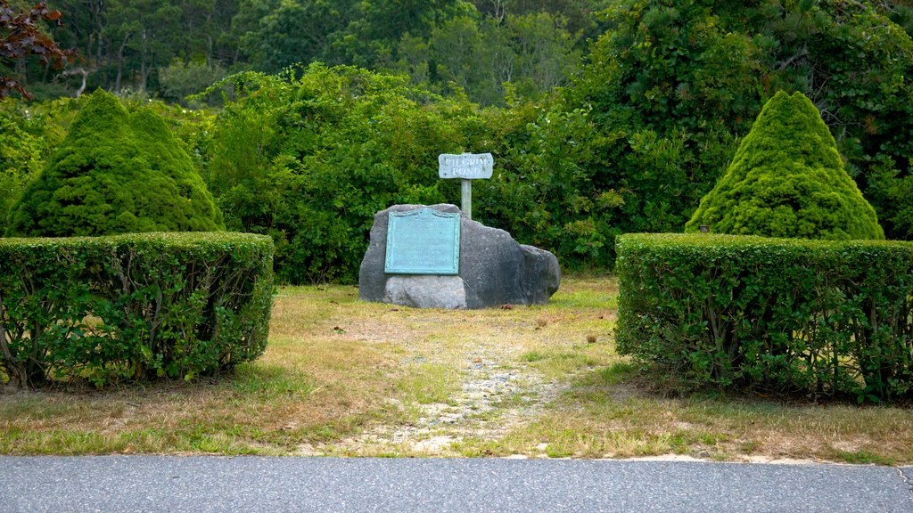 Pantai Head of the Meadow menunjukkan monumen