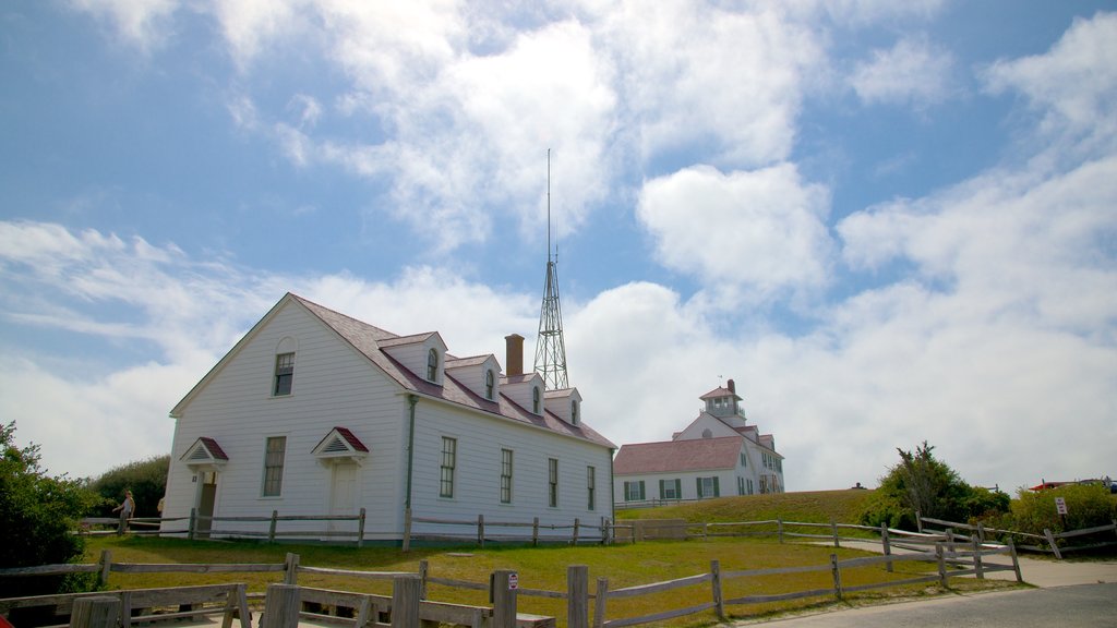 Coast Guard Beach showing a house