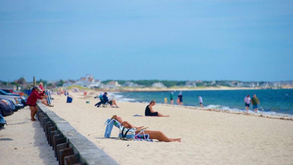 West Dennis Beach que inclui uma praia assim como um pequeno grupo de pessoas