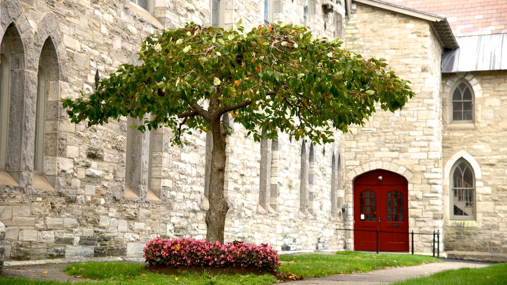 Pittsfield mettant en vedette patrimoine historique et fleurs