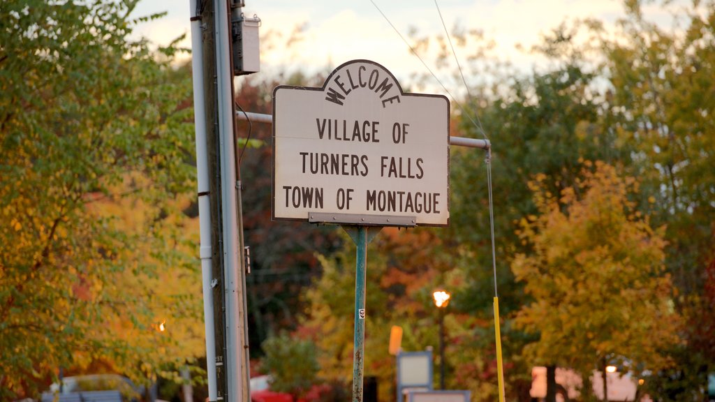 Turners Falls que incluye señalización y los colores del otoño