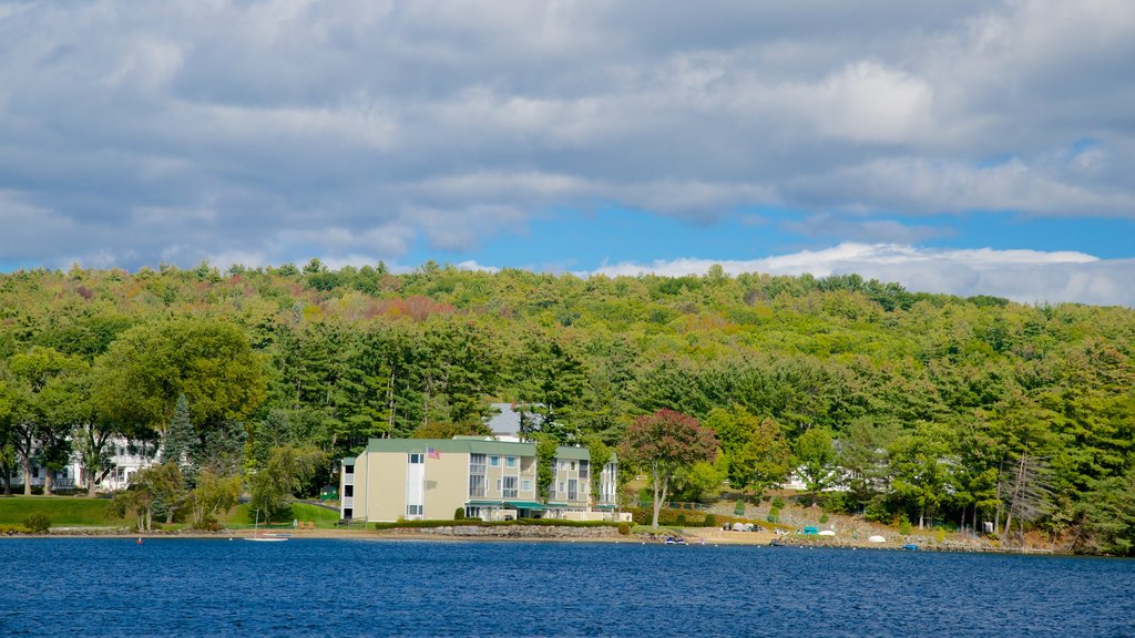 Meredith mettant en vedette lac ou étang