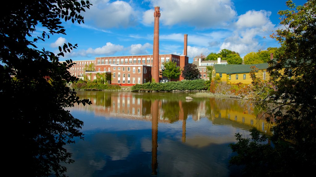 Exeter mostrando un río o arroyo y elementos industriales