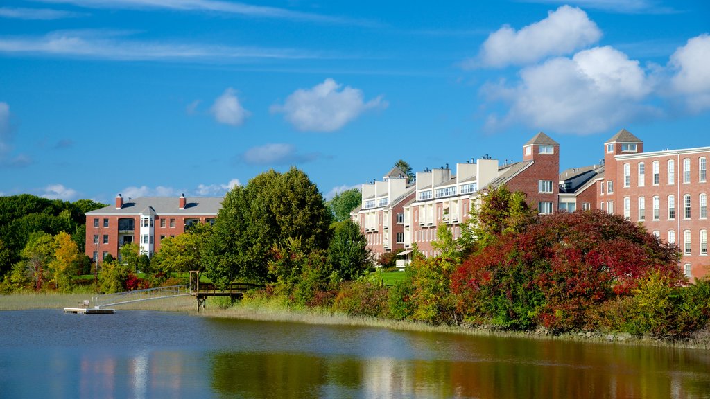 Exeter ofreciendo elementos industriales y un río o arroyo