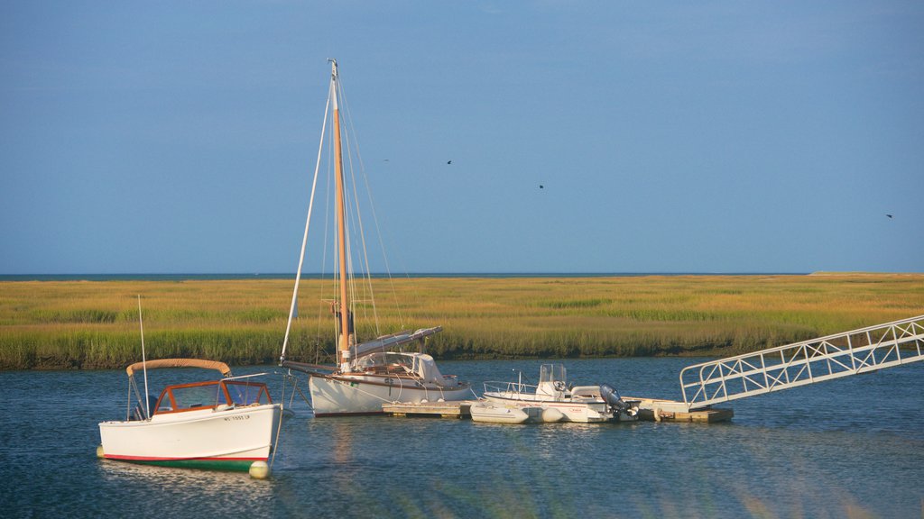 Hyannis mostrando escenas tranquilas, navegación y una marina