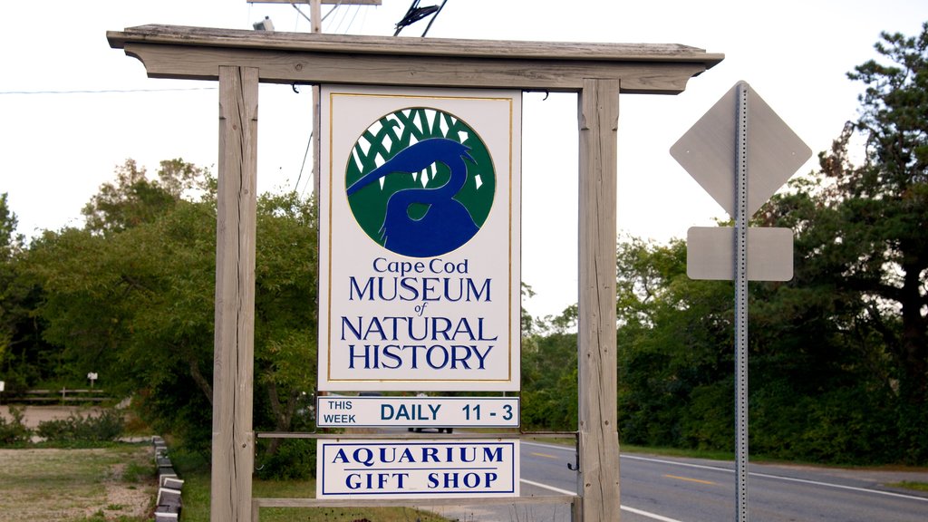 Cape Cod Museum of Natural History ofreciendo señalización