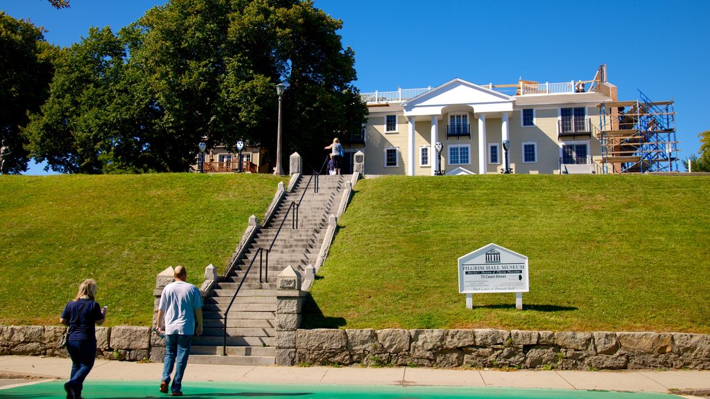 Pilgrim Hall Museum que incluye señalización y también una pareja