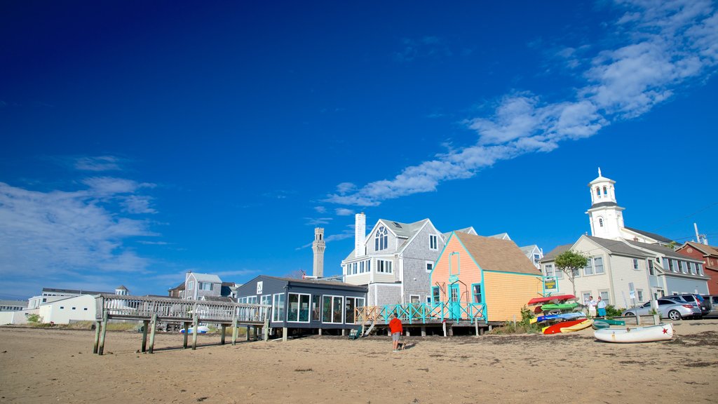 MacMillan Pier que incluye una playa y una ciudad costera