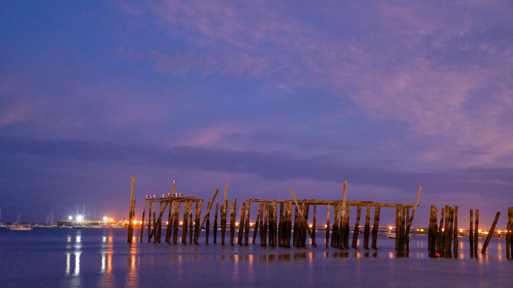 MacMillan Pier que incluye vistas generales de la costa y escenas nocturnas