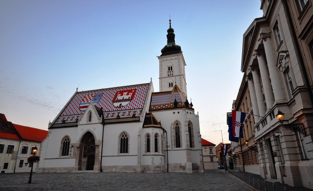 Church_of_St._Mark_and_Coat_of_arms_of_Zagreb_on_southern_roof_(13024488014).jpg