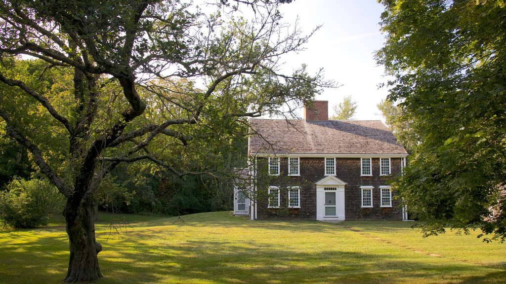 Yarmouth Port showing a house and a garden