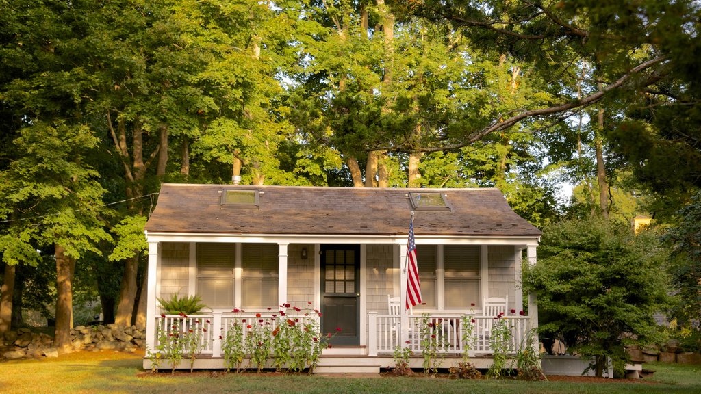 Yarmouth Port showing a house and a garden