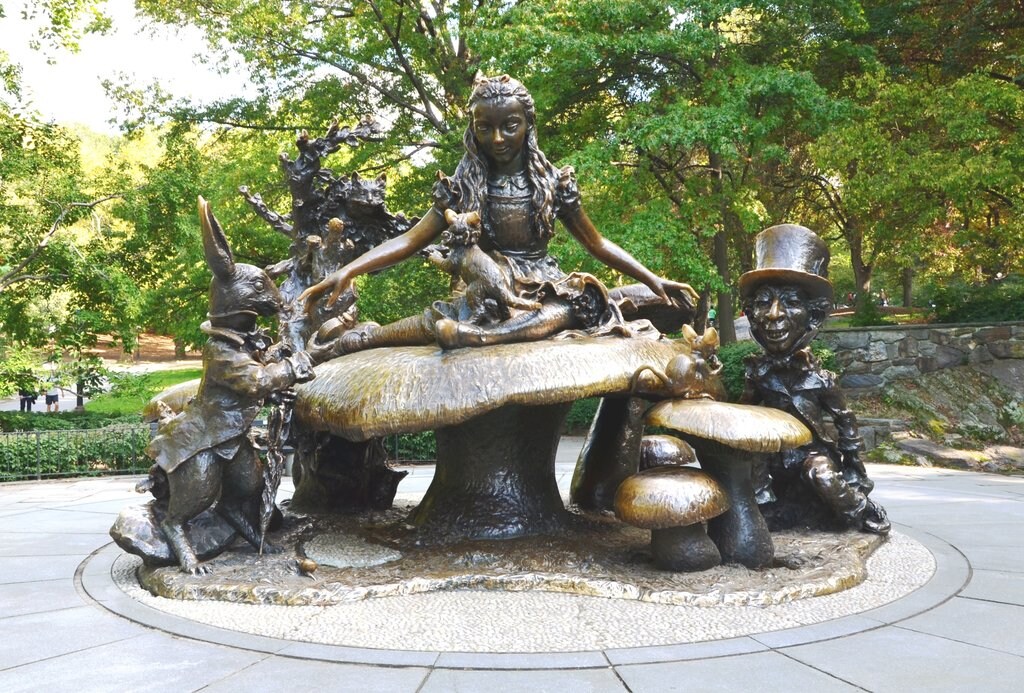 Alice in wonderland NYC Gzzz CC BY SA 3.0.jpg